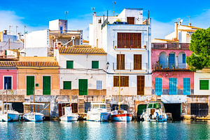 Blick auf den Hafen von Portocolom auf Mallorca,