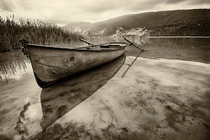 Boot mit Reflexion über einen See von Halma Fotografie