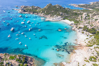 Schwimmende Boote in der Nähe der Maddalena-Inseln, Sardinien