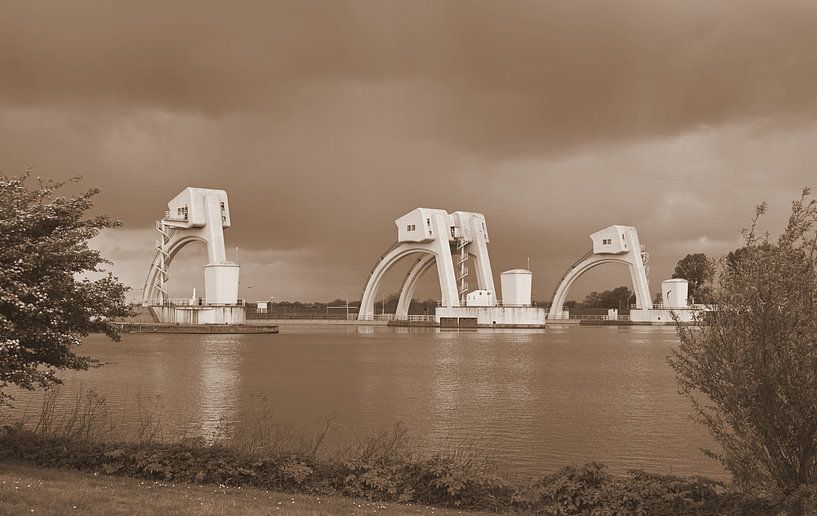 Waterkrachtcentrale in sepia van Jose Lok