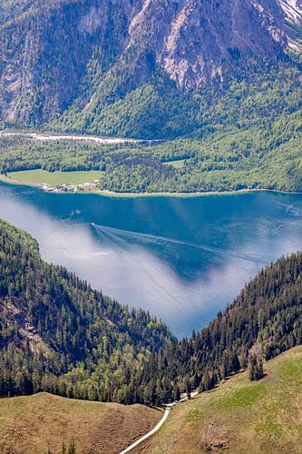 Gezicht op de Königssee met de kerk van St. Bartholomä
