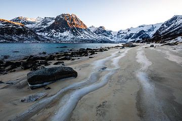 Zandstrand in een Noors fjord