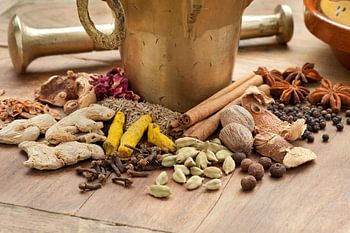 Traditionele oude Marokkaans koperen vijzel met gedroogde kruiden