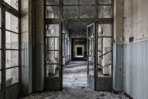 Mysterieuze vervallen ziekenhuis gang 