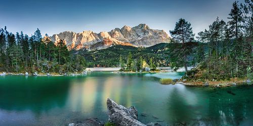 De Eibsee in Beieren met de Zugspitze in het zonlicht.