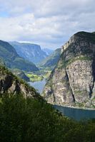 Le soleil à travers les montagnes norvégiennes