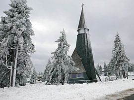 Die Kirche von Rogla in den slowenischen Alpen in einer verschneiten Landschaft. von Gert Bunt