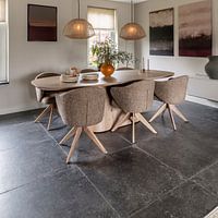 Photo de nos clients: Paysage abstrait en blanc, bleu et brun foncé. par Dina Dankers, sur toile