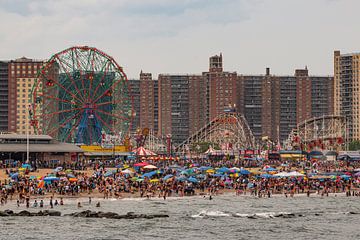 Coney Island, New York, op een warme zomerdag