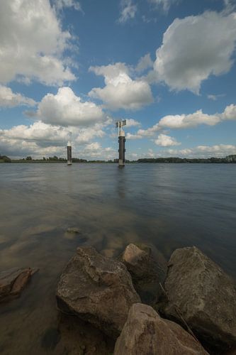 Meerpalen in het water bij Eiland van Maurik