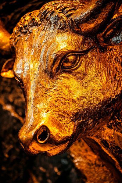 Goldene Stierfigur – Nahaufnahme von Poster Art Shop