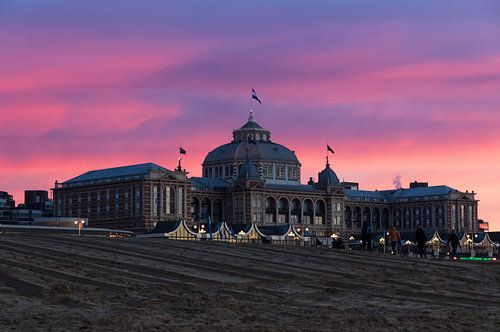 Kurhaus in Scheveningen tijdens de avondschemering