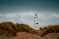 Leuchtturm von Noordwijk mit den dunklen Wolken von Yanuschka Fotografie | Noordwijk Miniaturansicht