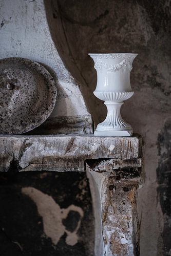 19e eeuws Frans stilleven op mantel van een schouw