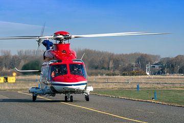CHC Agusta AW139 komt terug van vlucht boven zee van Maxwell Pels