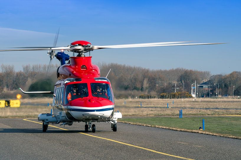 CHC Agusta AW139 komt terug van vlucht boven zee van Maxwell Pels