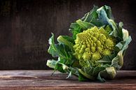 Romanesco broccoli of Romeinse bloemkool op een rustieke tafel van donker hout, de gezonde groente B van Maren Winter thumbnail