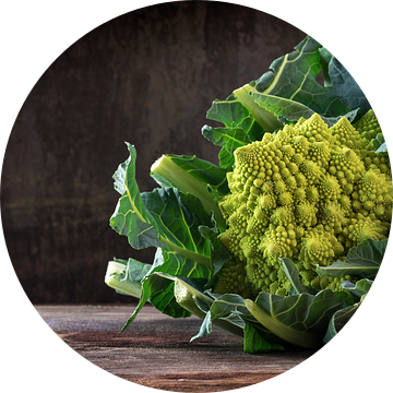 Romanesco broccoli of Romeinse bloemkool op een rustieke tafel van donker hout, de gezonde groente B van Maren Winter