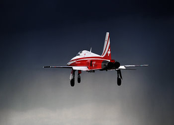 F-5E Tiger-Kampfjet der Patrouille de Suisse bei der Landung vor einem erneut bedrohlich dunklen Himmel