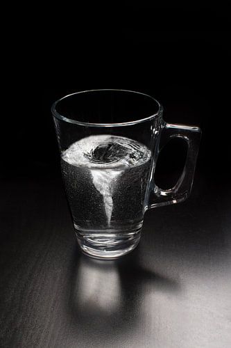 Storm in een Glas Water: Een Indrukwekkende Beeldmanipulatie voor Modern Interieur