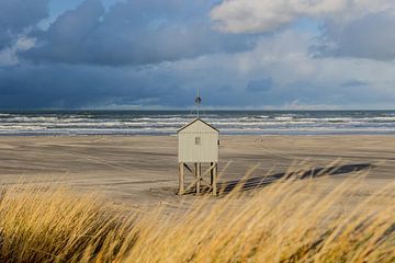 Daar staat het Drenkelingenhuisje, sterk in haar schoenen! van Lydia