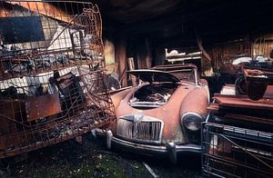 Verlaten Auto in Garage. van Roman Robroek - Foto's van Verlaten Gebouwen