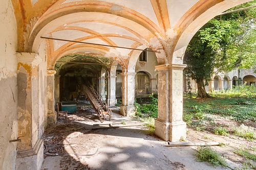 Cour abandonnée.