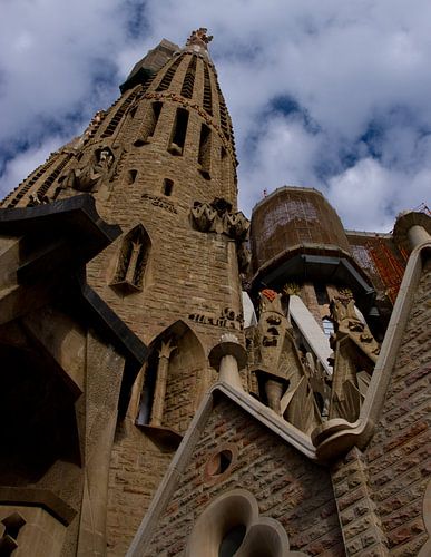 Sagrada Familia en wolkenlucht