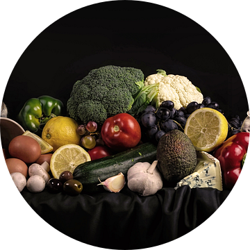 Stilleven “muizenfeest” groente, fruit, kaas en muisjes van Marjolein van Middelkoop