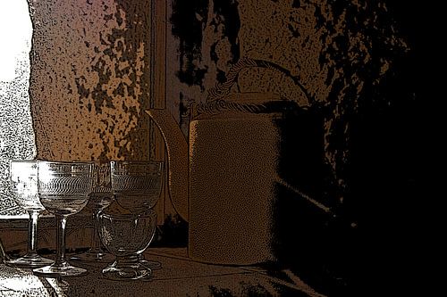 Antieke glaasjes en theepot in klein keukenvenster