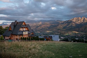 Huisje in de bergen. van Jesper Drenth Fotografie