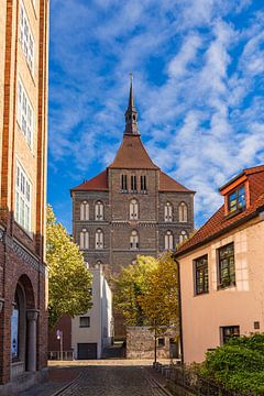 Vue de l'église Marienkirche dans la ville hanséatique de Rostock en automne sur Rico Ködder