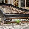 in verlassenes Klavier liegt still im Inneren eines verfallenen Palastes von Gentleman of Decay