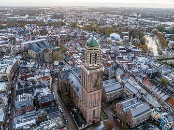 Zwolle Peperbus Kirchturm während eines kalten Wintersonnenaufgangs