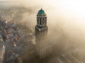Peperbus-Kirchturm in Zwolle über dem Nebel