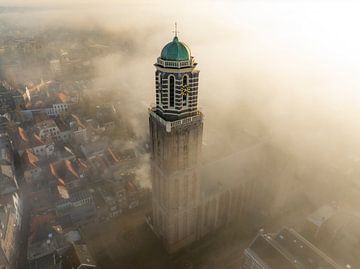 Peperbus-Kirchturm in Zwolle über dem Nebel von Sjoerd van der Wal Fotografie