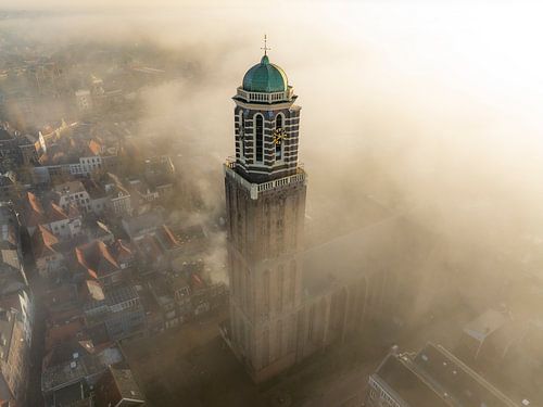 Peperbus kerktoren in Zwolle boven de mist