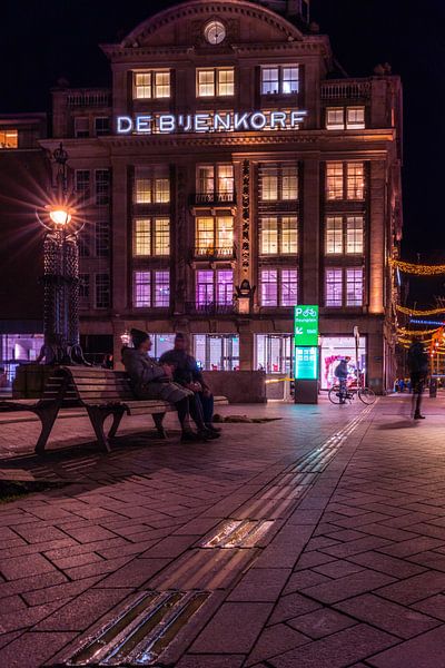 Menschen vor dem Bijenkorf in Amsterdam am Abend von Bart Ros