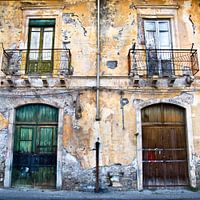 Mysterious, Sicilian facade