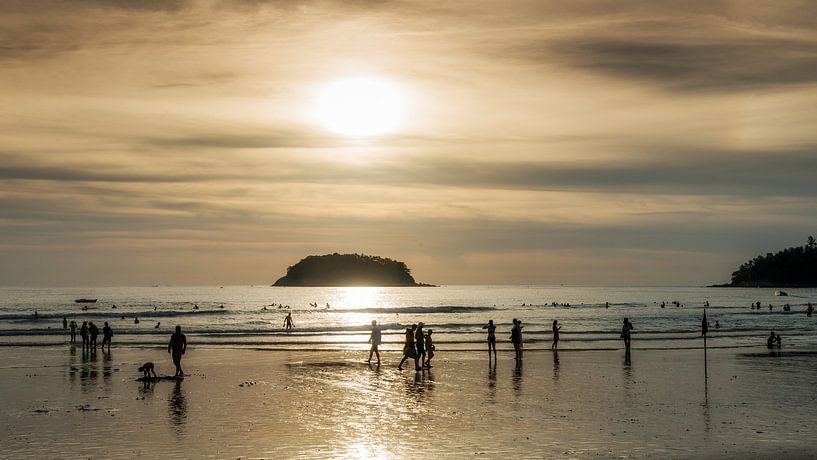 Kata beach, Phuket van Keesnan Dogger Fotografie
