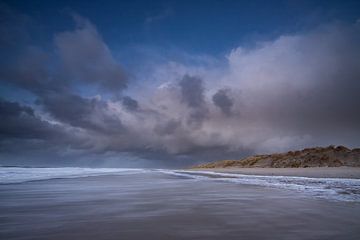 Ruige zee en wolken langs de kust van Zeeland! van Peter Haastrecht, van