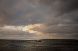 Krabbenkutter segelt durch das Wattenmeer