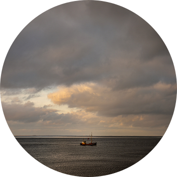 Garnalenkotter vaart op de Waddenzee