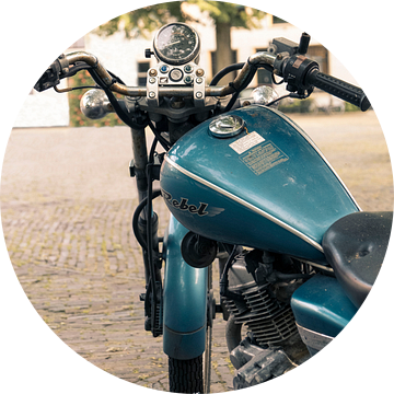 Vintage blauwe motorfiets I Haarlem, Noord-Holland I Close-up I Fotografie van Floris Trapman