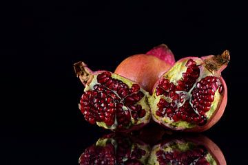 Granatapfel spiegeln sich von Ulrike Leone