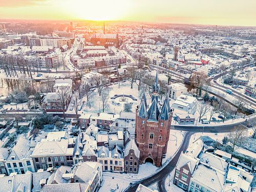 Zwolle Sassenpoort tijdens een koude winterochtend
