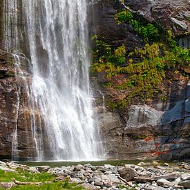 Chute d'eau dans la belle vallée de la Maggia sur Dieter Fischer