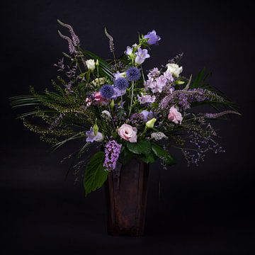 Boeket paarse, roze en witte bloemen van Marjolijn van den Berg