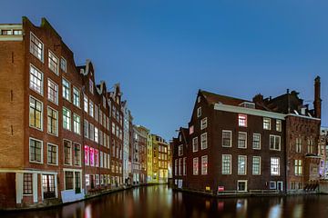 Amsterdam tijdens het Blauwe Uur.  van Jacqueline de Groot