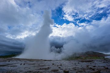 Islande - Forte éruption au geyser Strokkur sur adventure-photos